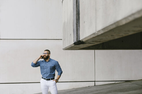 Bärtiger Hipster-Geschäftsmann am Telefon - FMGF00010