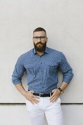Porträt eines bärtigen Hipster-Geschäftsmannes mit Brille und kariertem Hemd - FMGF00012