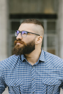 Porträt eines bärtigen Hipster-Geschäftsmannes mit Brille und kariertem Hemd - FMGF00031