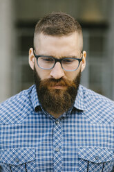 Porträt eines bärtigen Hipster-Geschäftsmannes mit Brille und kariertem Hemd - FMGF00033