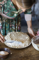 Junge Frau bereitet selbstgebackenen Kuchen vor - ALBF00602