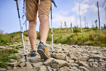 Nahaufnahme eines Wanderers auf dem Wanderweg - BSZF00696