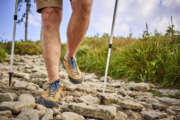 Nahaufnahme eines Wanderers auf dem Wanderweg - BSZF00698