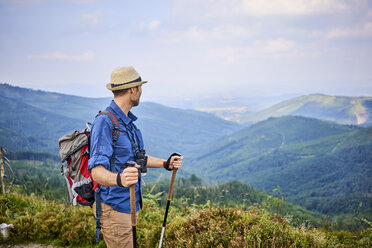 Mann bewundert die Aussicht auf die Berge beim Wandern - BSZF00700