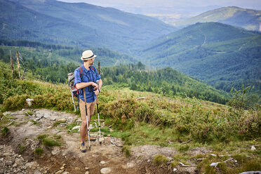 Mann bewundert die Aussicht auf die Berge beim Wandern - BSZF00701