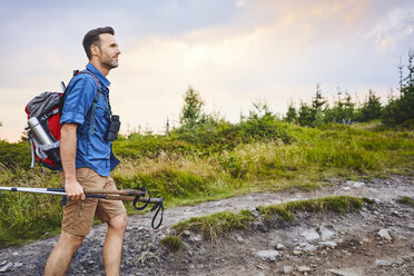 Lächelnder Mann beim Wandern in den Bergen - BSZF00752