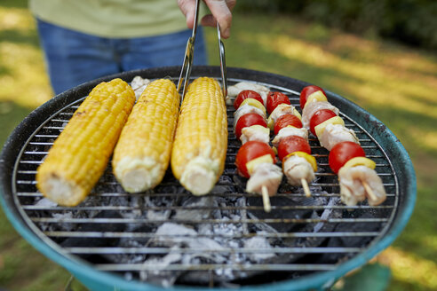 Maiskolben und Fleischspieß auf dem Grill beim Grillen im Garten - ZEDF01583