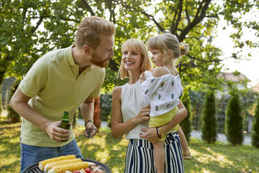 Familie beim Grillen im Garten - ZEDF01589