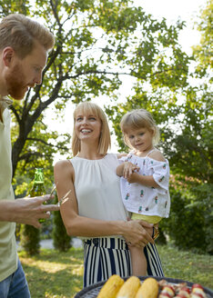 Familie beim Grillen im Garten - ZEDF01591