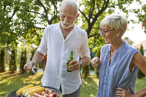 Älteres Paar beim Grillen im Garten - ZEDF01597