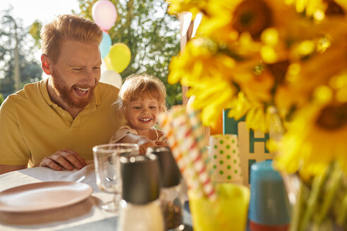 Glücklicher Vater und Tochter auf einer Gartenparty - ZEDF01604