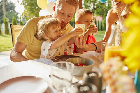 Eine glückliche Familie feiert ein Gartenfest, lizenzfreies Stockfoto