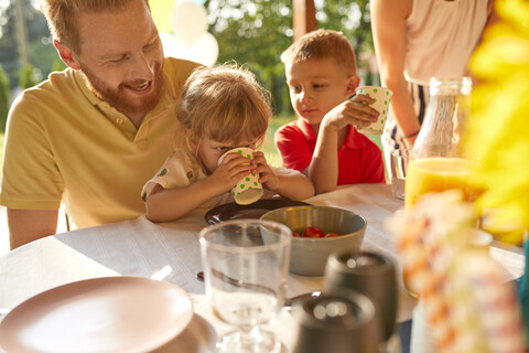 Eine glückliche Familie feiert ein Gartenfest, lizenzfreies Stockfoto