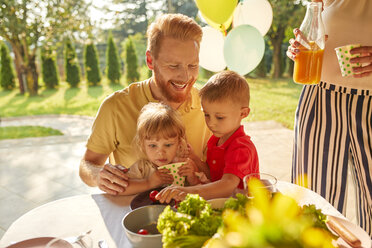 Eine glückliche Familie feiert ein Gartenfest - ZEDF01616