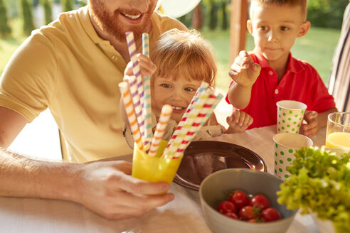 Kinder nehmen Strohhalme auf einer Gartenparty - ZEDF01617