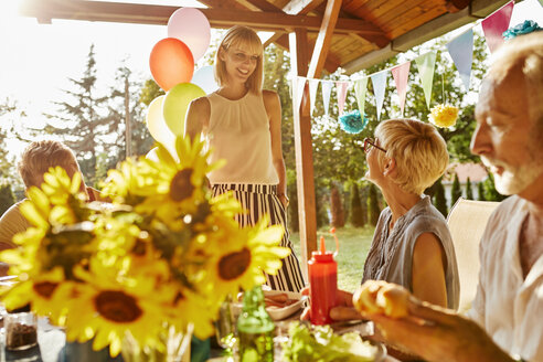 Glückliches Paar mit Eltern bei einer Gartenparty - ZEDF01620