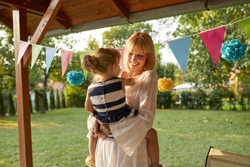 Glückliche Mutter mit ihrer Tochter auf einer Gartengeburtstagsfeier - ZEDF01655