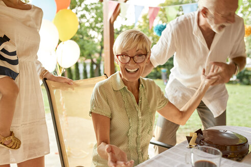 Ausgelassenes Seniorenpaar auf einer Gartenparty - ZEDF01660