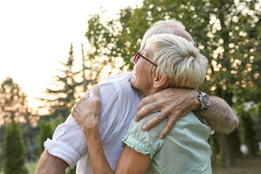 Glückliches älteres Paar, das sich im Freien umarmt - ZEDF01684