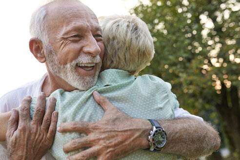 Glückliches älteres Paar, das sich im Freien umarmt - ZEDF01686