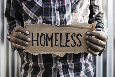 Obdachloser Mann hält Schild - FSIF03168
