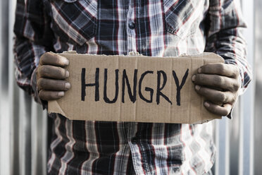 Obdachloser Mann hält hungriges Schild - FSIF03172