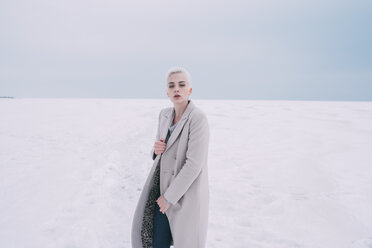Porträt selbstbewusste junge Frau in verschneiter Landschaft - FSIF03180