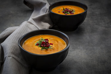 Schale mit Karotten-Ingwer-Kokos-Suppe mit Petersilie und Granatapfelkernen - LVF07455