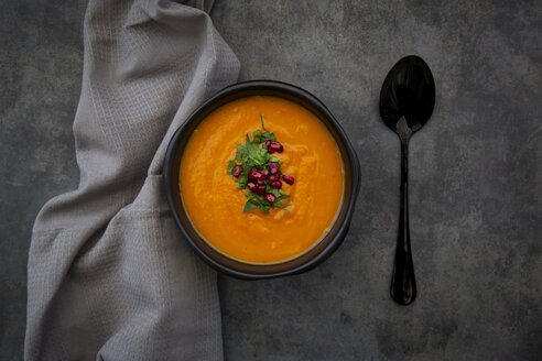 Schale mit Karotten-Ingwer-Kokos-Suppe mit Petersilie und Granatapfelkernen - LVF07456