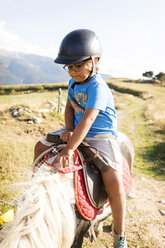 Spanien, Cerdanya, kleiner Junge reitet auf Pony - VABF01633