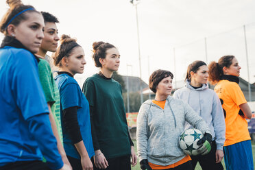 Porträt einer Fußballmannschaft auf dem Spielfeld - CUF45226