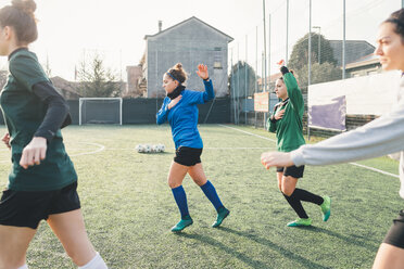 Fußballspieler beim Aufwärmen vor dem Spiel - CUF45232