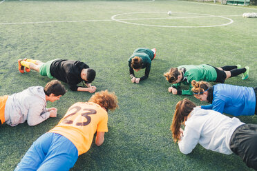 Fußballspieler in Plankenstellung auf dem Spielfeld - CUF45239