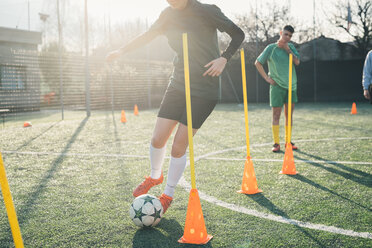 Fußballspieler dribbelt Ball - CUF45242