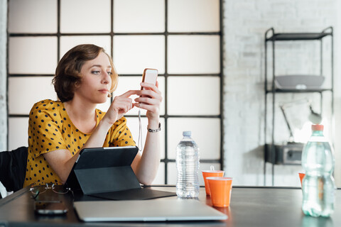 Geschäftsfrau mit Smartphone, lizenzfreies Stockfoto