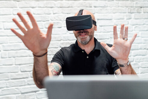 Mann trägt Virtual-Reality-Headset - CUF45293