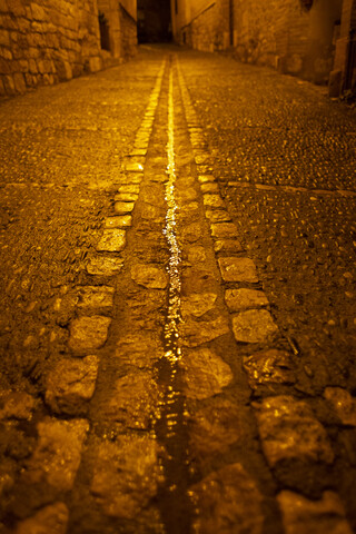 Spanien, Alquezar, Gasse in der Nacht, lizenzfreies Stockfoto