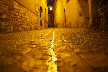 Spanien, Alquezar, Gasse in der Nacht - AFVF01627