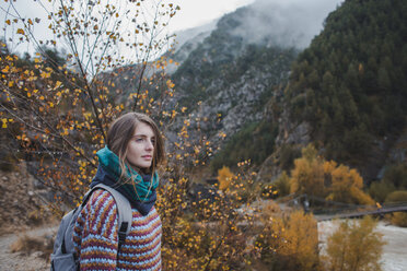 Spanien, junge Frau beim Wandern im Ordesa-Nationalpark - AFVF01628