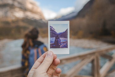 Spanien, mit der Hand gehaltenes Sofortfoto einer Frau auf einer Brücke im Ordesa-Nationalpark - AFVF01637