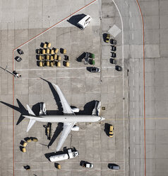Blick von oben auf ein Verkehrsflugzeug, das auf dem Rollfeld eines Flughafens gewartet und vorbereitet wird - FSIF03186