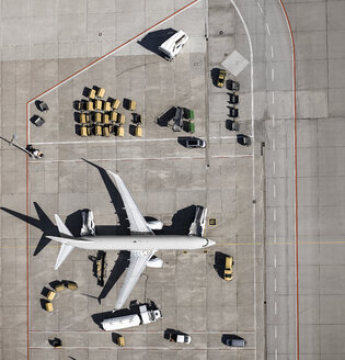 Blick von oben auf ein Verkehrsflugzeug, das auf dem Rollfeld eines Flughafens gewartet und vorbereitet wird - FSIF03186