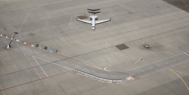 Luftaufnahme Privatflugzeug geparkt auf dem Rollfeld am Flughafen - FSIF03187