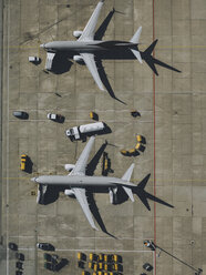 Blick von oben auf ein Verkehrsflugzeug, das auf dem Rollfeld eines Flughafens gewartet und vorbereitet wird - FSIF03189
