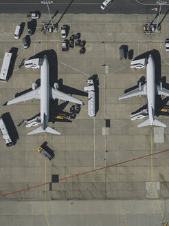 Blick von oben auf Verkehrsflugzeuge, die auf dem Rollfeld eines Flughafens gewartet und vorbereitet werden - FSIF03190