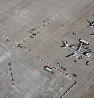 Luftaufnahme von Passagieren an Bord eines Verkehrsflugzeugs auf dem Rollfeld eines Flughafens - FSIF03191