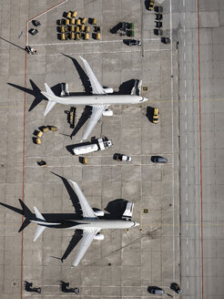 Luftaufnahme Verkehrsflugzeuge werden auf dem Rollfeld des Flughafens gewartet - FSIF03192