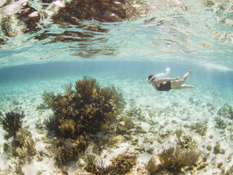 Frau beim Schnorcheln unter Wasser, Grand Cayman, Cayman Islands - FSIF03196