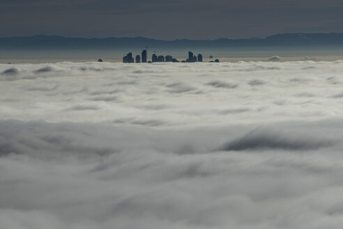 Silhouettierte Wolkenkratzer über den Wolken, Vancouver, British Columbia - FSIF03198