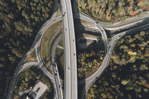 Blick von oben auf sich kreuzende Autobahnen, Stuttgart, Baden-Württemberg, Deutschland - FSIF03215